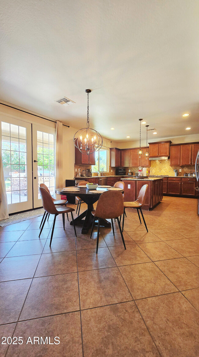 Building Photo - 702 W San Carlos Way