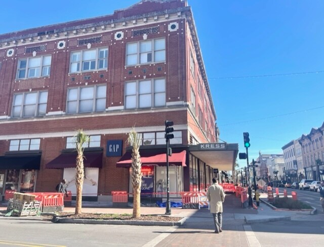 Primary Photo - 122 W Broughton St