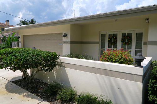Building Photo - 2401 NE 31st Ct