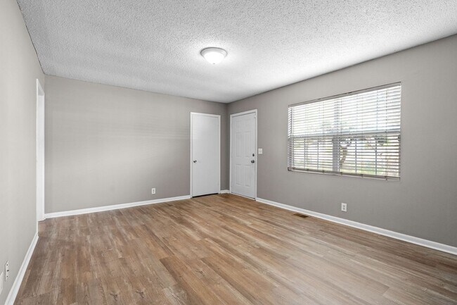 Foto del edificio - 3 Bedroom Pet Friendly Home For Rent Close To Post!