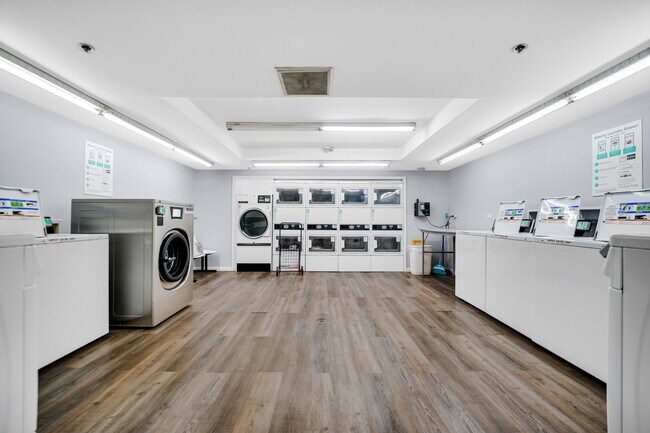 Foto del edificio - 40 E 9th St