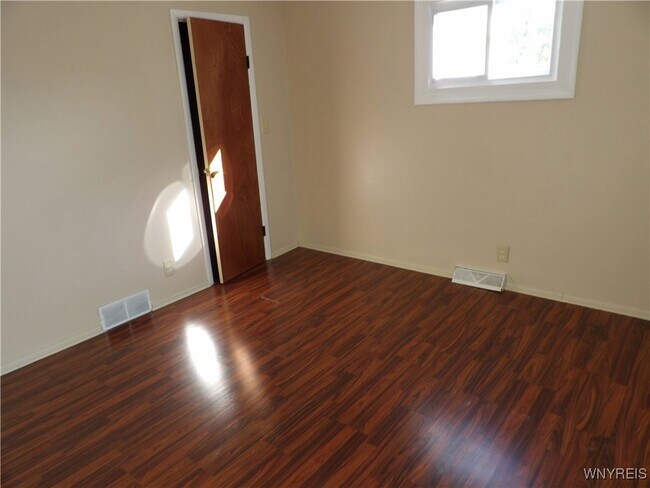 Foto del edificio - 10332 Transit Rd