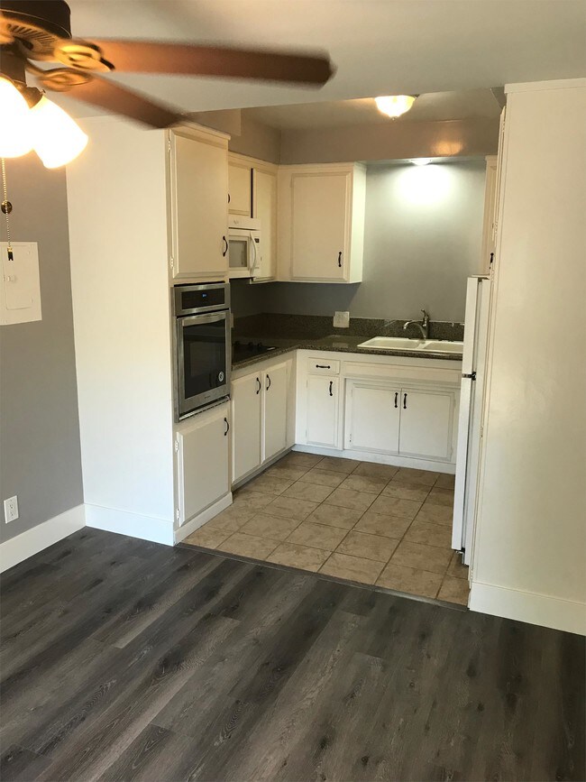 Building Photo - 1906 E 1st St