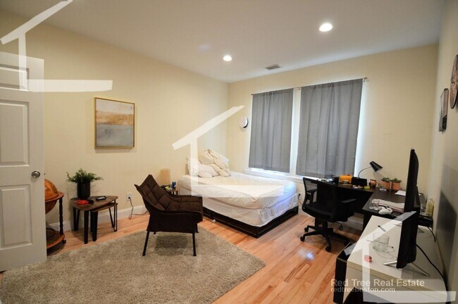Foto del edificio - HOT BROOKLINE LISTING!!!!!