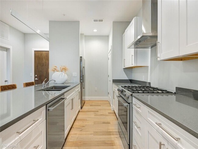Building Photo - 1 br, 1 bath Condo - 319 E 16th St Unit 308