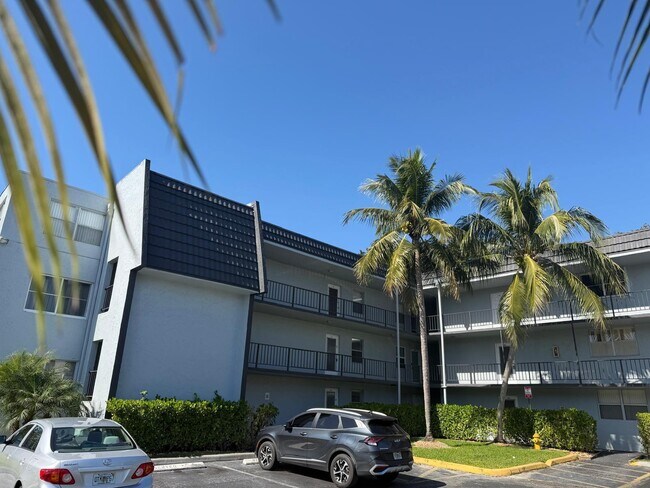 Foto del edificio - 9301 Lime Bay Blvd