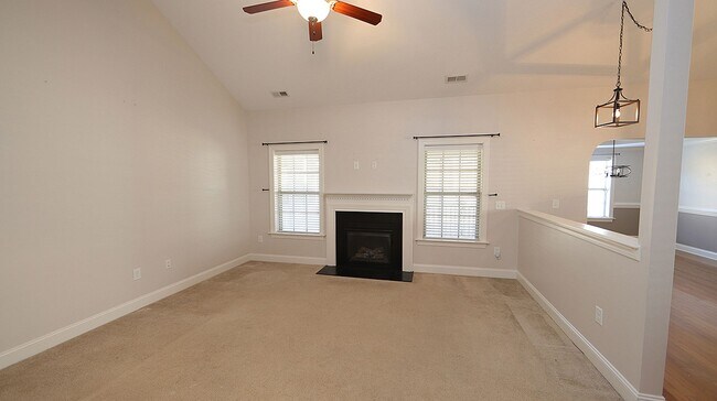 Foto del edificio - Lovely Bungalow-Style Home Near Downtown Fuquay!