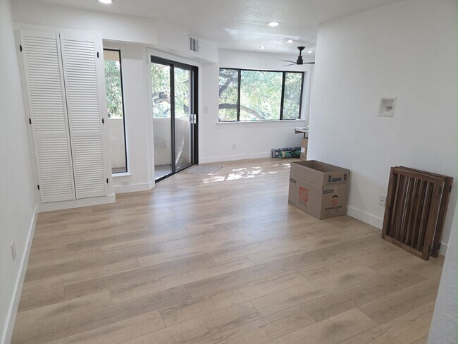 Foto del edificio - Top floor update 2 bed 2 bath condo in gre...