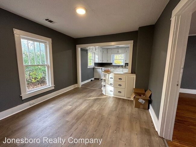 Building Photo - 3 br, 1 bath House - 704 W. Nettleton Ave.