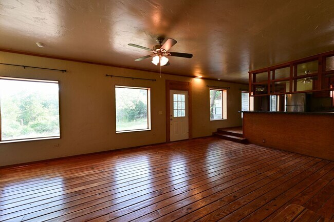 Building Photo - (4) Bed/(2) Bath SE Norman! Country Living!