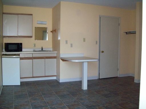 Building Photo - Studio Apt - $400/month - Utilities Included