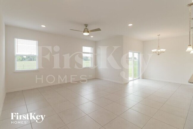 Foto del edificio - 584 Crown Rose Dr