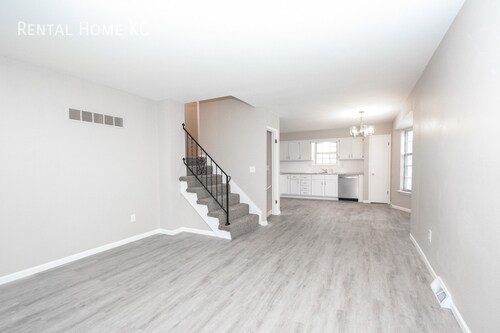 Foto del edificio - Roomy 3-bed 2-bath Duplex w/Fin Lower Leve...
