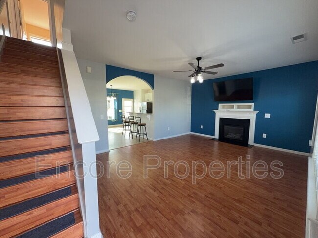 Foto del edificio - 912 Custom Oak Ln