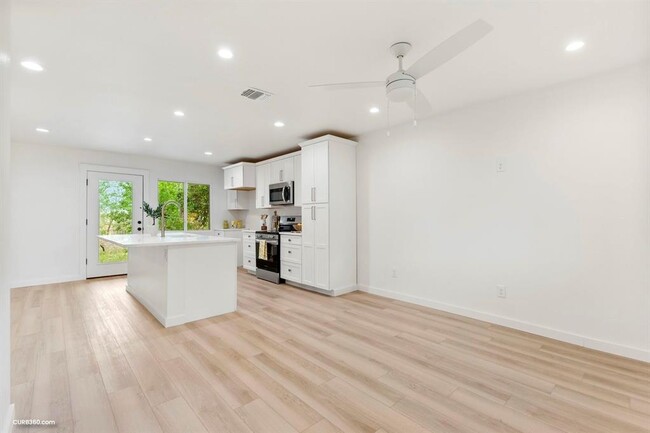 Building Photo - 381 Perryman St