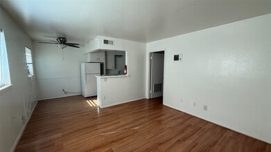 Building Photo - 1906 Binz St