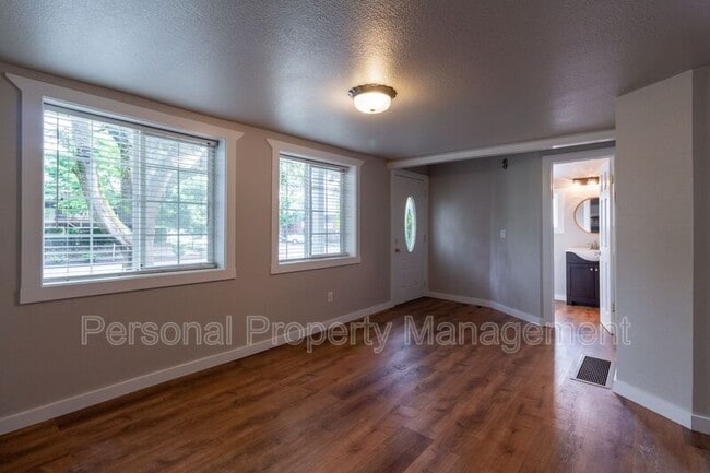 Foto del edificio - 401 W McLoughlin Blvd