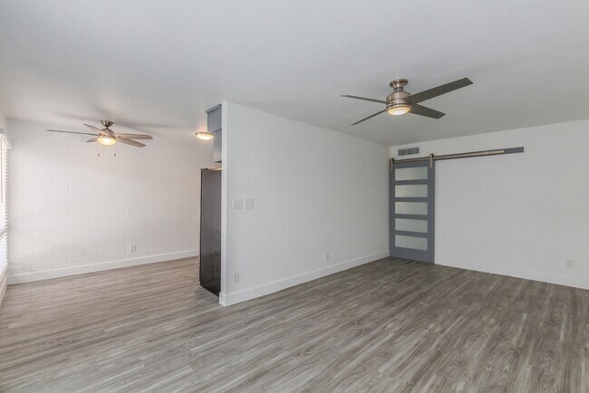 Building Photo - 10440 N 11th Ave