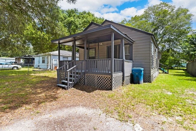 Foto del edificio - Spacious 3bdrm/1bath Home with large yard ...