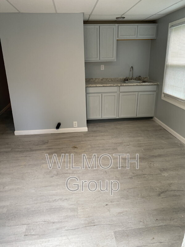 Building Photo - 15 N Riley Ave