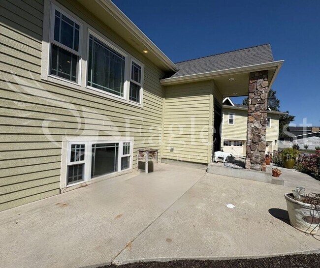 Building Photo - Beautiful Five Bedroom Home with Acreage, ...