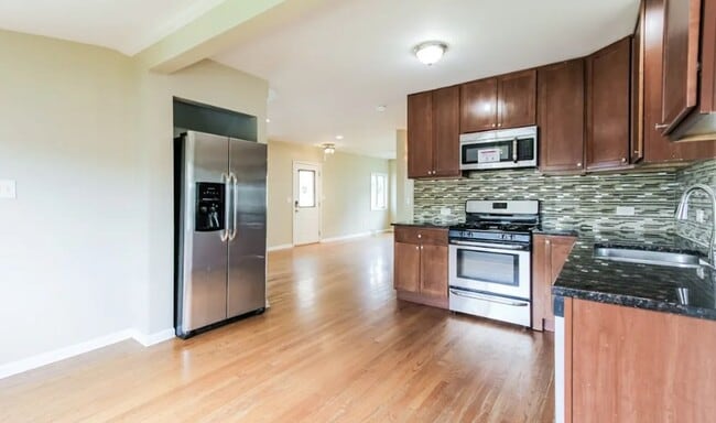 Building Photo - 2418 N 75th Ct