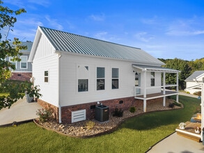 Building Photo - 233 Auttie Cir