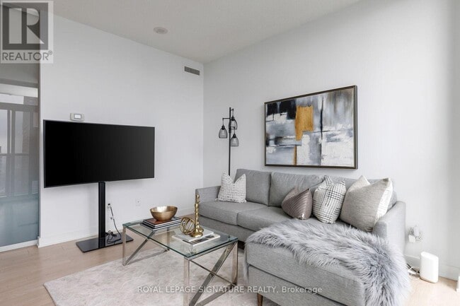 Building Photo - 110 Charles St E