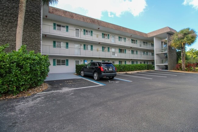 Building Photo - **MUST SEE - COMPLETE REMODEL! **2 BED 2 BATH CONDO**ANNUAL RENTAL**SOUTH NAPLES**GOLF VIEW MANOR...