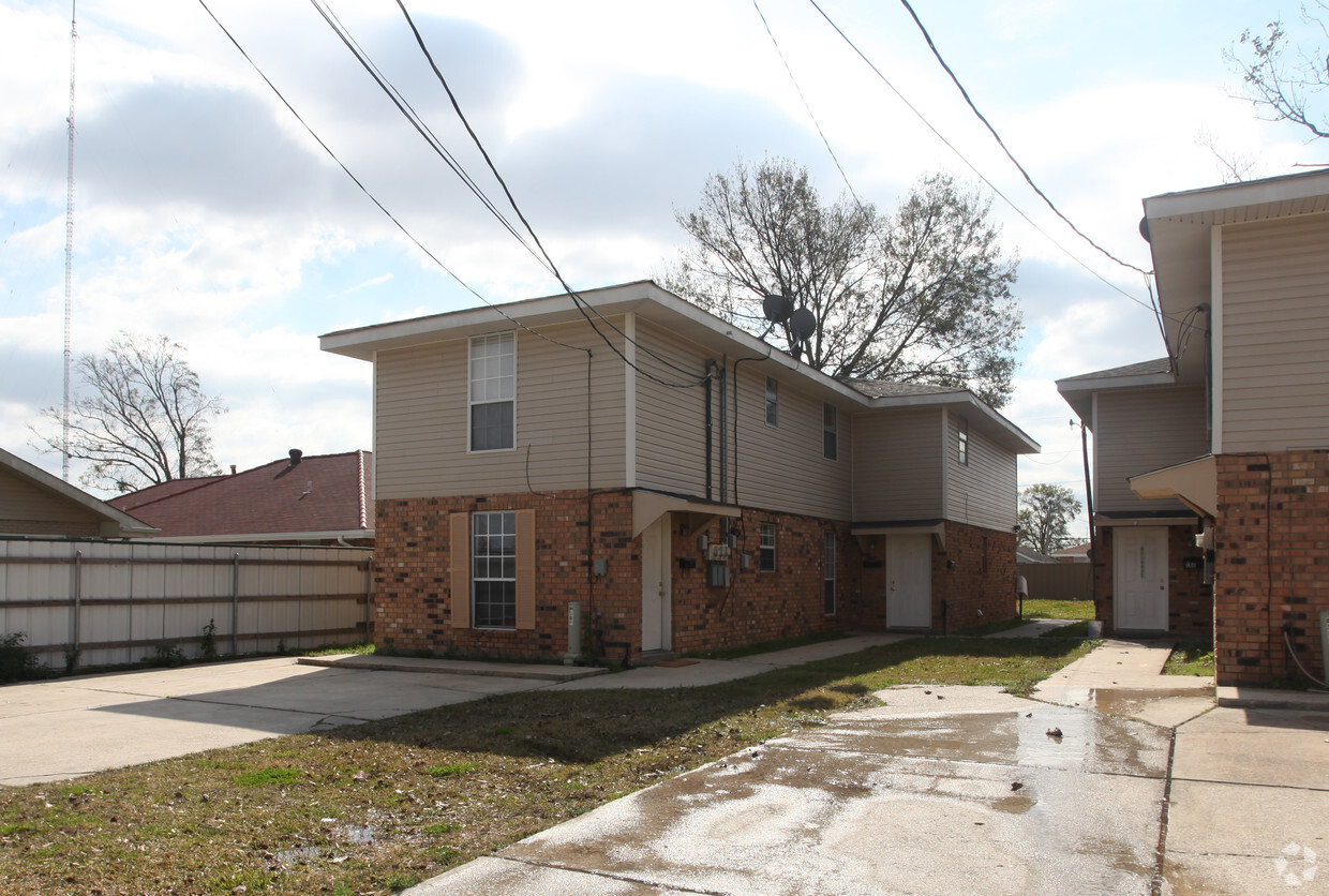 Building Photo - 302-310 W Liberaux St