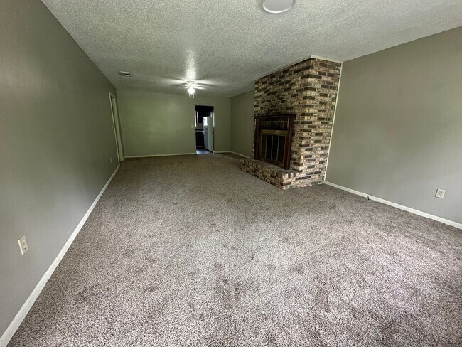 Foto del edificio - 2 bedroom duplex on the Eastside avail NOW!