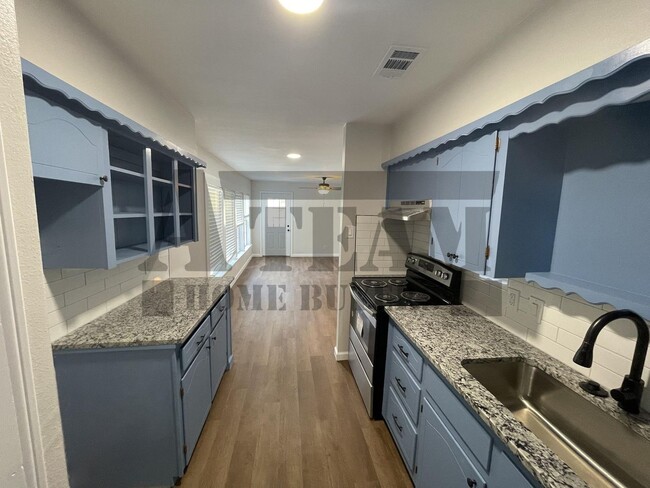 Building Photo - Cozy Lake View 2 Bed 1 Bath house for rent!