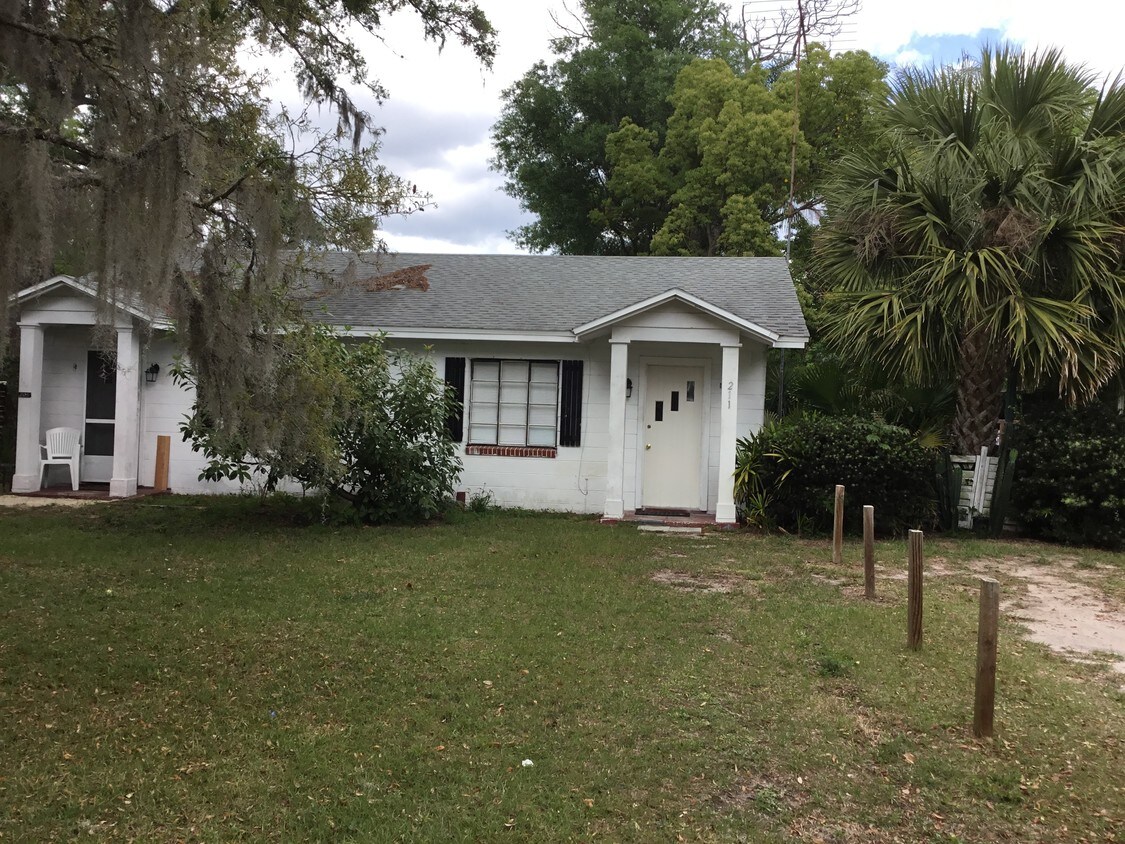 211 E Woodmont Rd, Deland, FL 32724 Room for Rent in Deland, FL