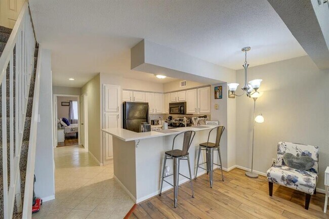 Foto del edificio - 2425 Holly Hall St