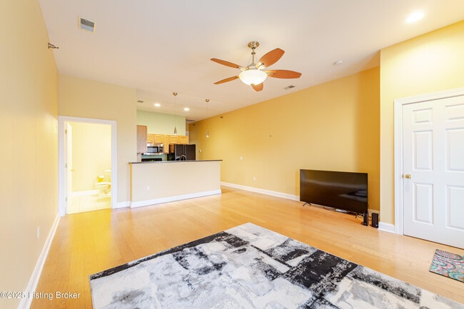 Building Photo - 900 S 5th St