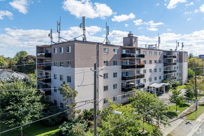 Photo du bâtiment - 3905 Bathurst Street Apartments