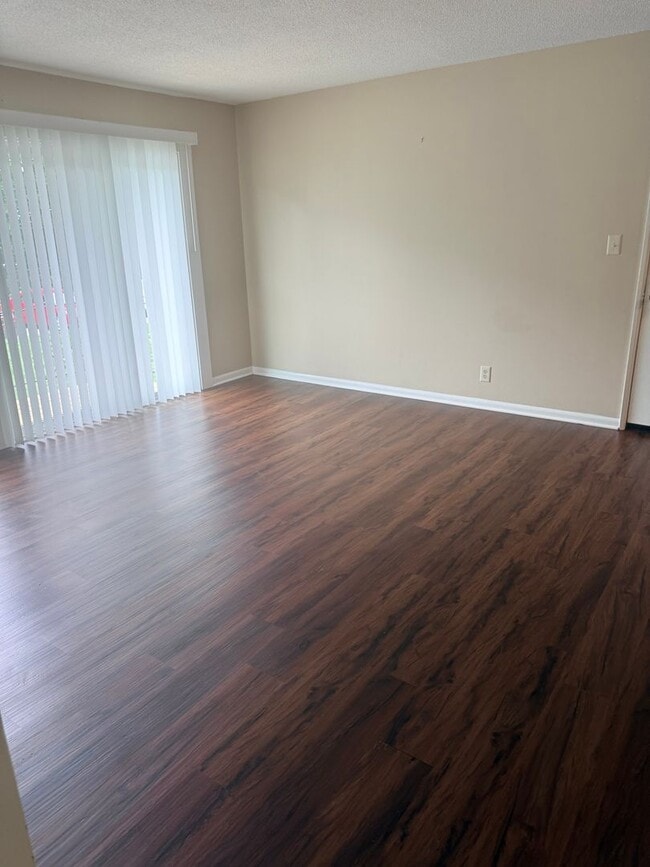 Building Photo - Spacious 2BR Condo – Pool Access & Utilities