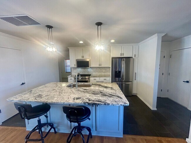 Building Photo - Beautifully updated home just west of Brookside and Trader's Joes in Midtown