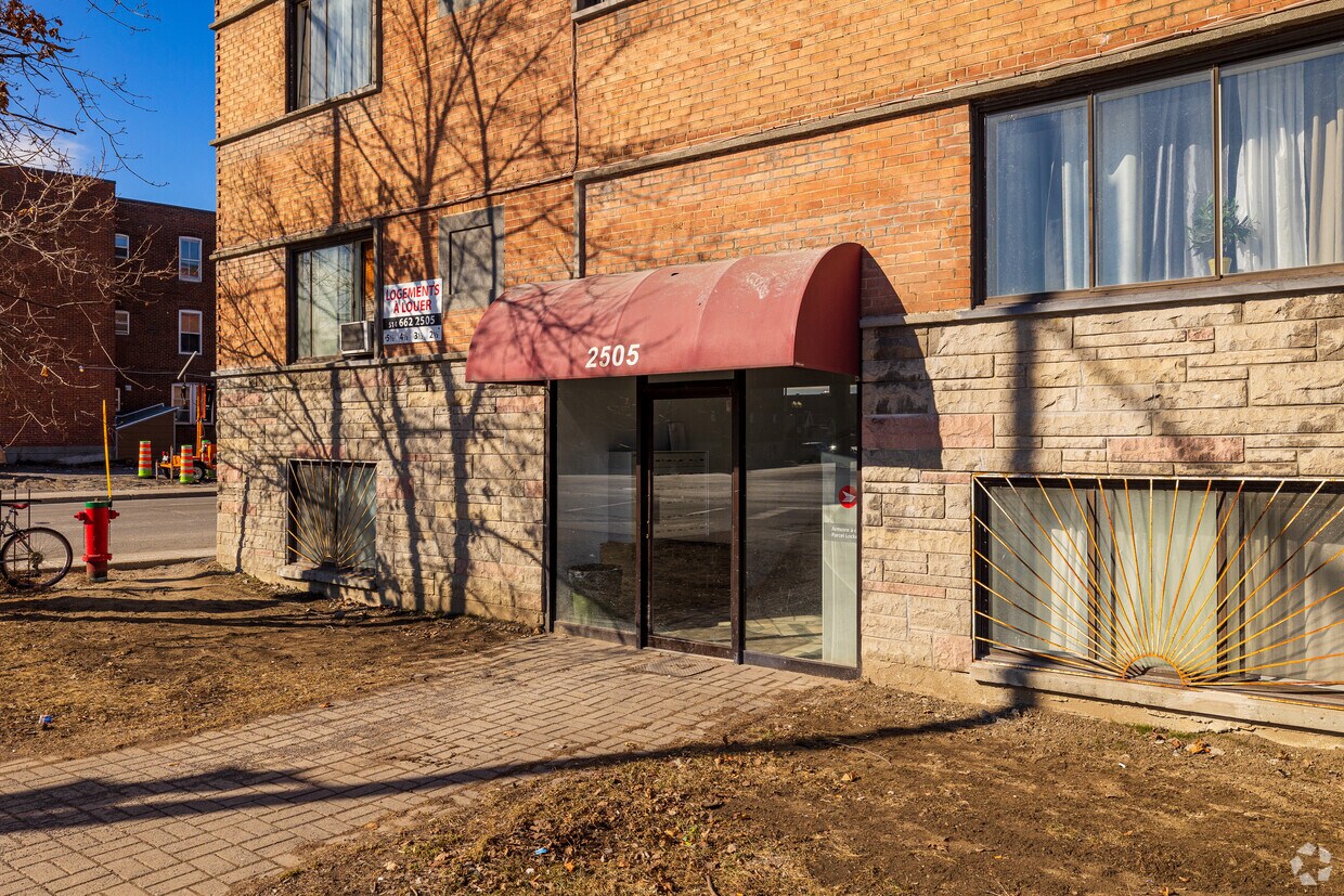 Building Photo - 2505 St Sherbrooke E