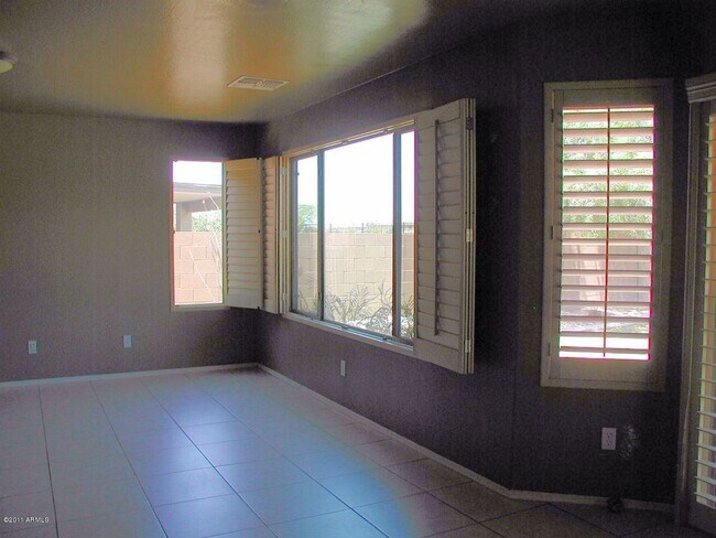 Building Photo - Charming 5 Bed 3 Bath Laveen home