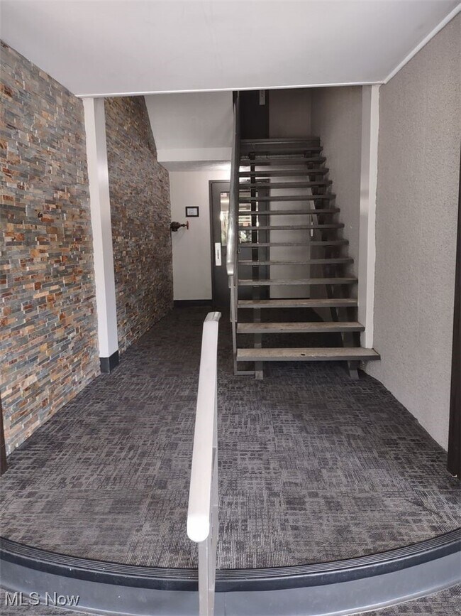 Foto del edificio - 12050 Lake Ave