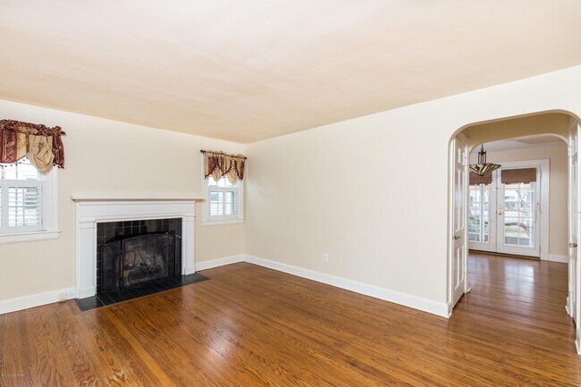 Foto del edificio - 4016 Hillsboro Rd