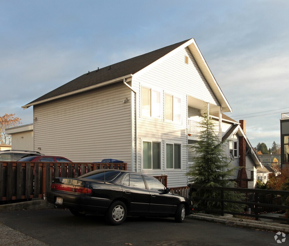 Building Photo - 3911 Woodland Park Ave N
