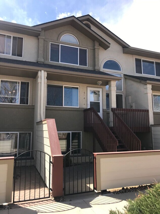 Foto principal - Beautiful 2 BED/3 BATH Louisville Townhome...