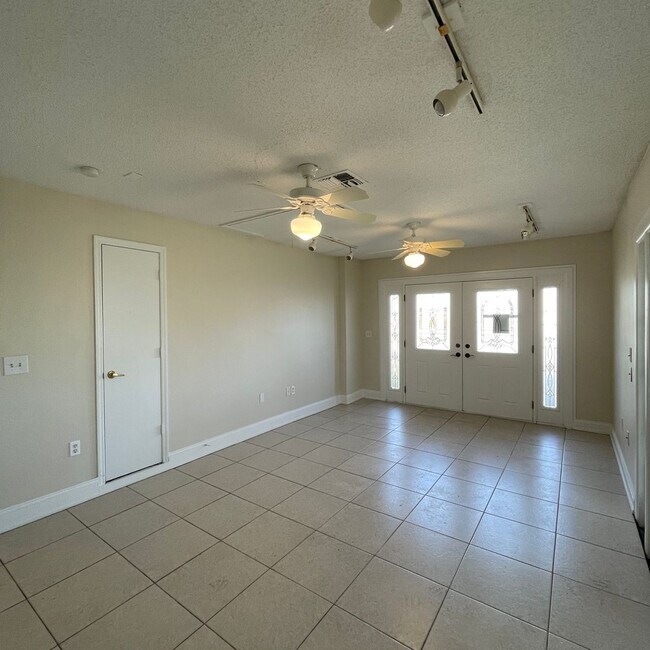 Foto del edificio - 504 Lake Dexter Blvd