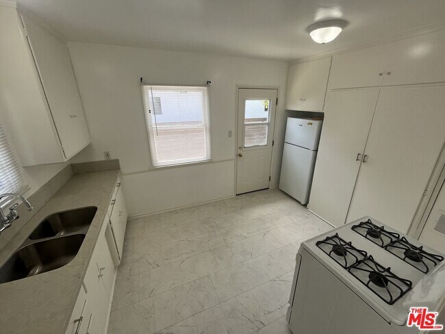 Foto del edificio - 4225 Campbell Dr
