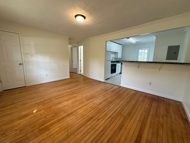 Foto del edificio - Stunning Original Hardwoods & Seamless Single-Level Living in Oak Ridge!