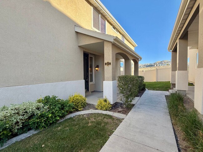 Building Photo - Spacious and Gorgeous Townhome in Lehi