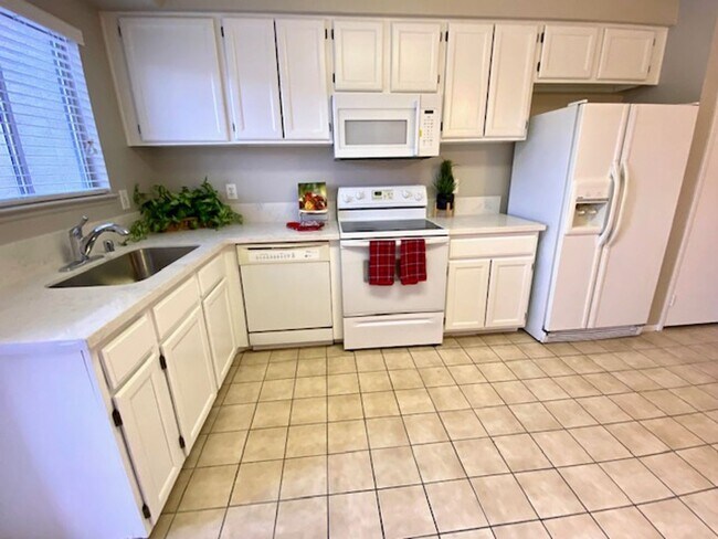 Foto del edificio - Renovated townhome features 2 Beds and 1.5...