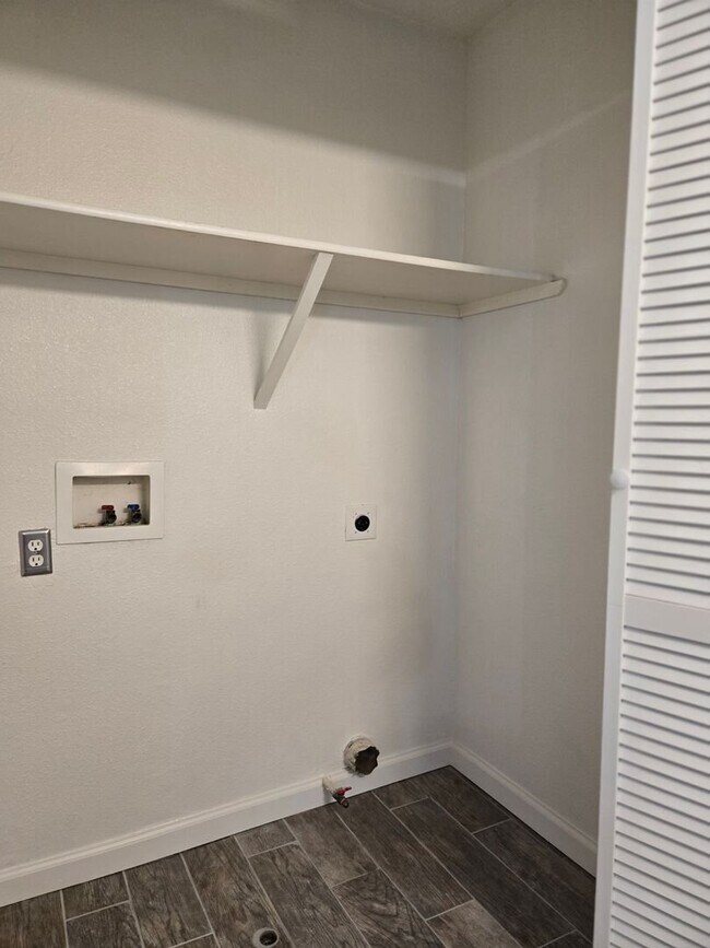Building Photo - 3Br 2 Ba ready Now